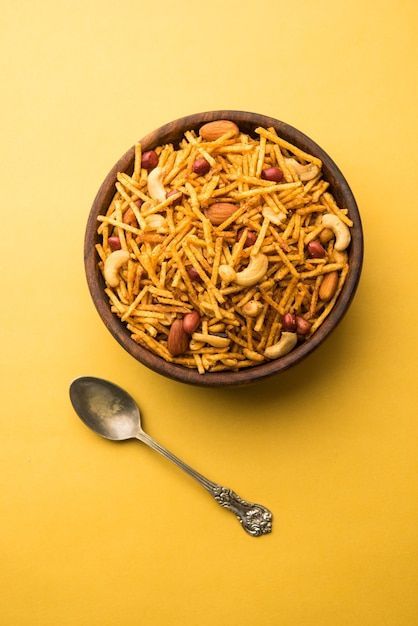 Homemade spiced chivda mix