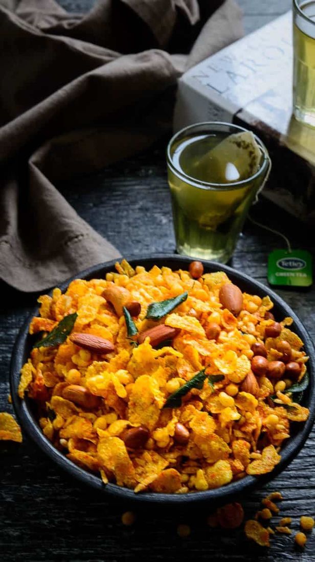 Makai chivda — crunchy corn-flake chivda